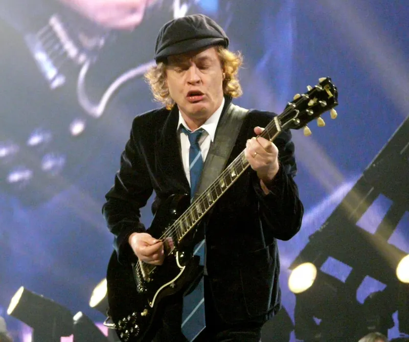 Angus Young tocando la guitarra con AC/DC en 2008
