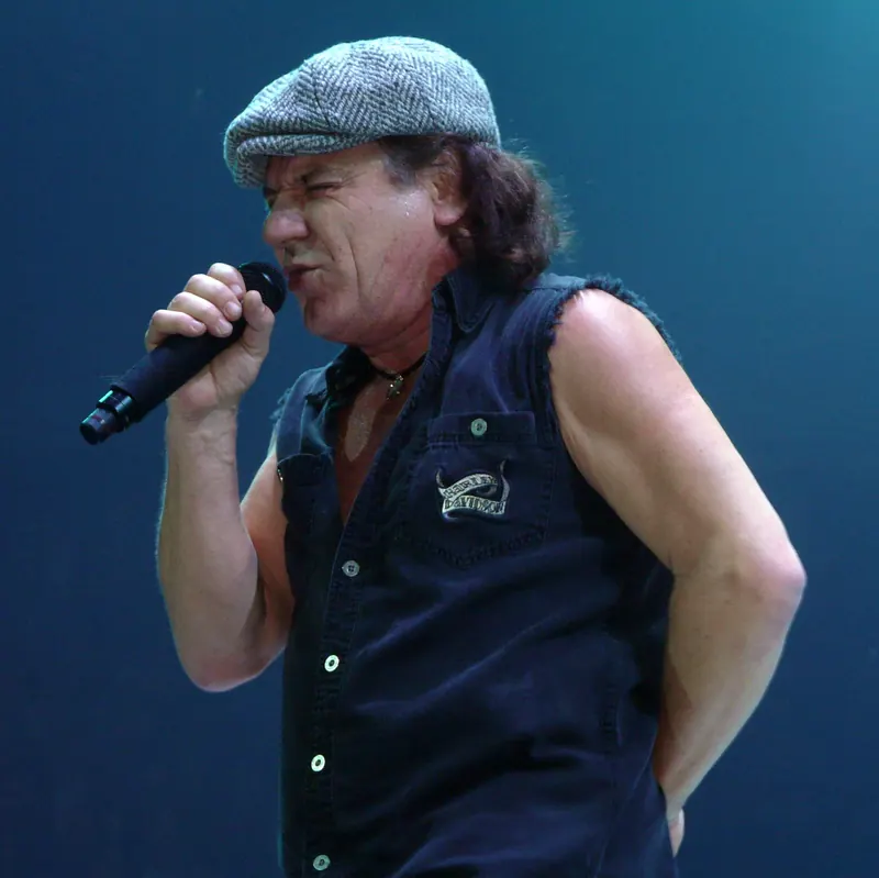 Brian Johnson cantando con AC/DC en 2008