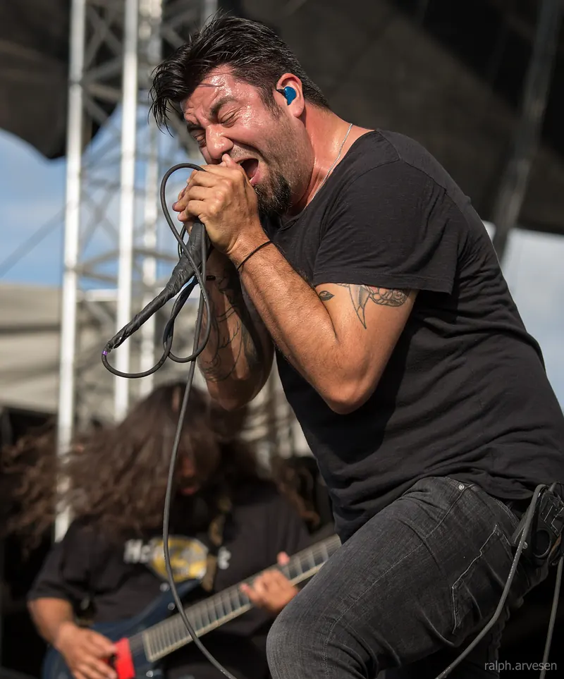 Chino Moreno actuando con Deftones en 2014