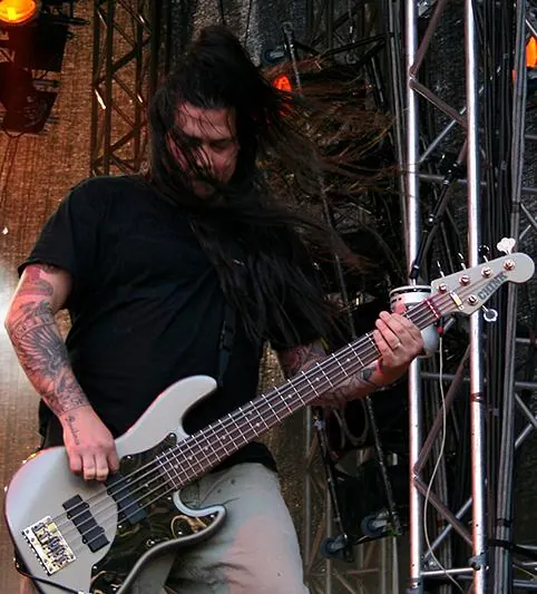 Chi Cheng tocando el bajo con Deftones en 2006