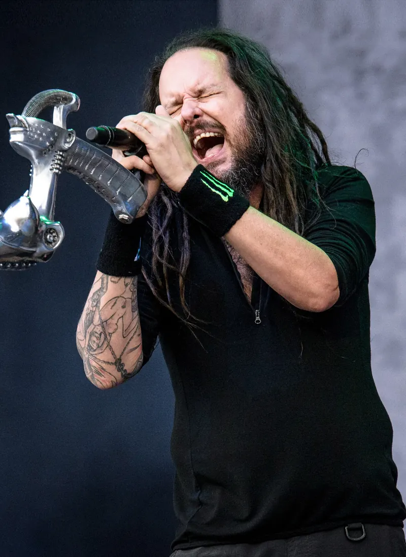 Jonathan Davis actuando con Korn en Rock im Park en 2016