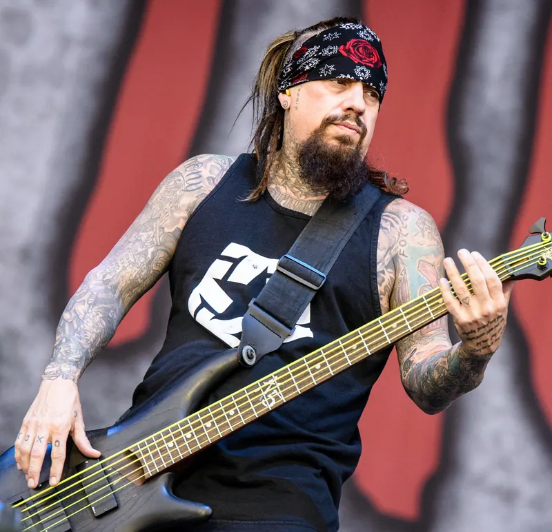Fieldy tocando el bajo con Korn en Rock im Park en 2016