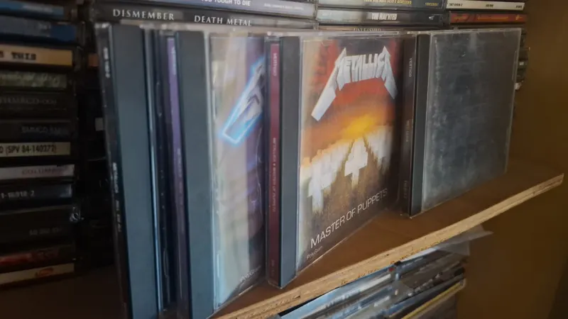 Varios discos compactos de Metallica