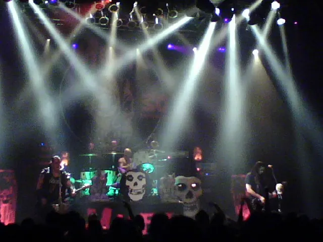 Misfits actuando en San Diego en 2008 con Jerry Only, Robo y Dez Cadena