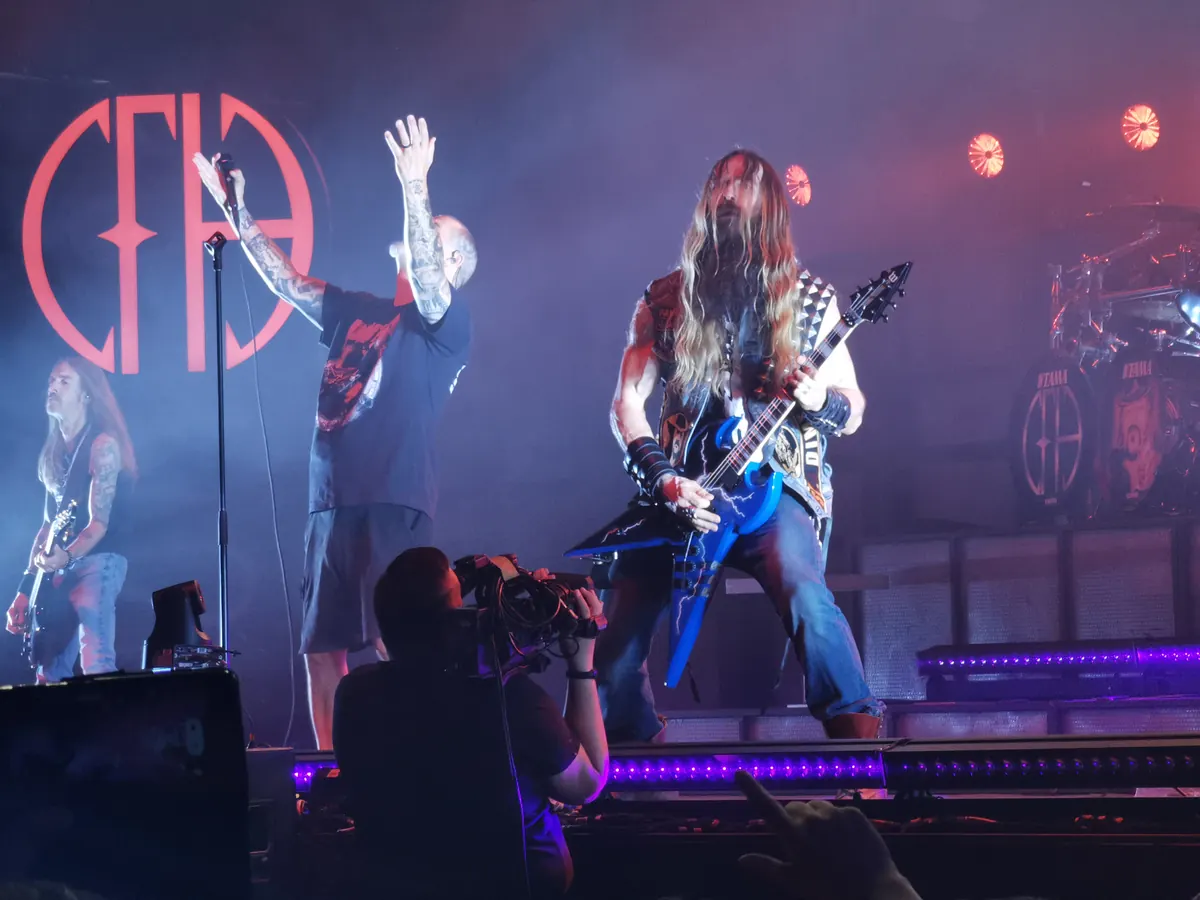 Pantera actuando en Budapest en 2023 con Phil Anselmo y Zakk Wylde