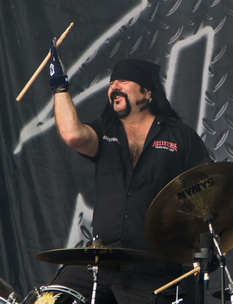 Vinnie Paul actuando con Hellyeah en 2014