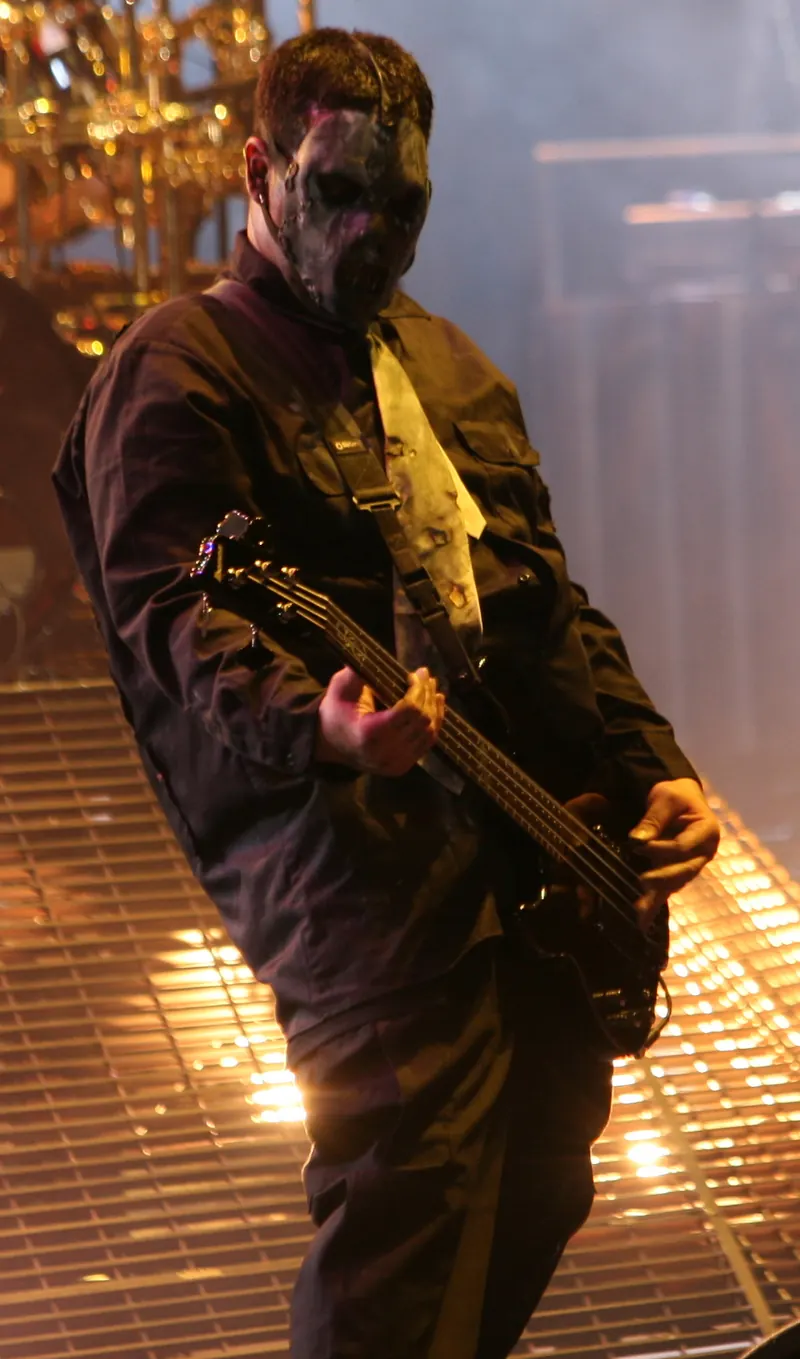 Paul Gray tocando el bajo con Slipknot en 2008