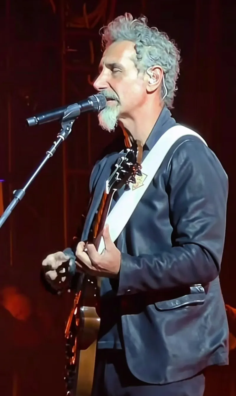 Serj Tankian actuando con System of a Down en 2026