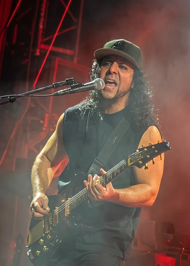 Daron Malakian tocando con System of a Down en México en 2026